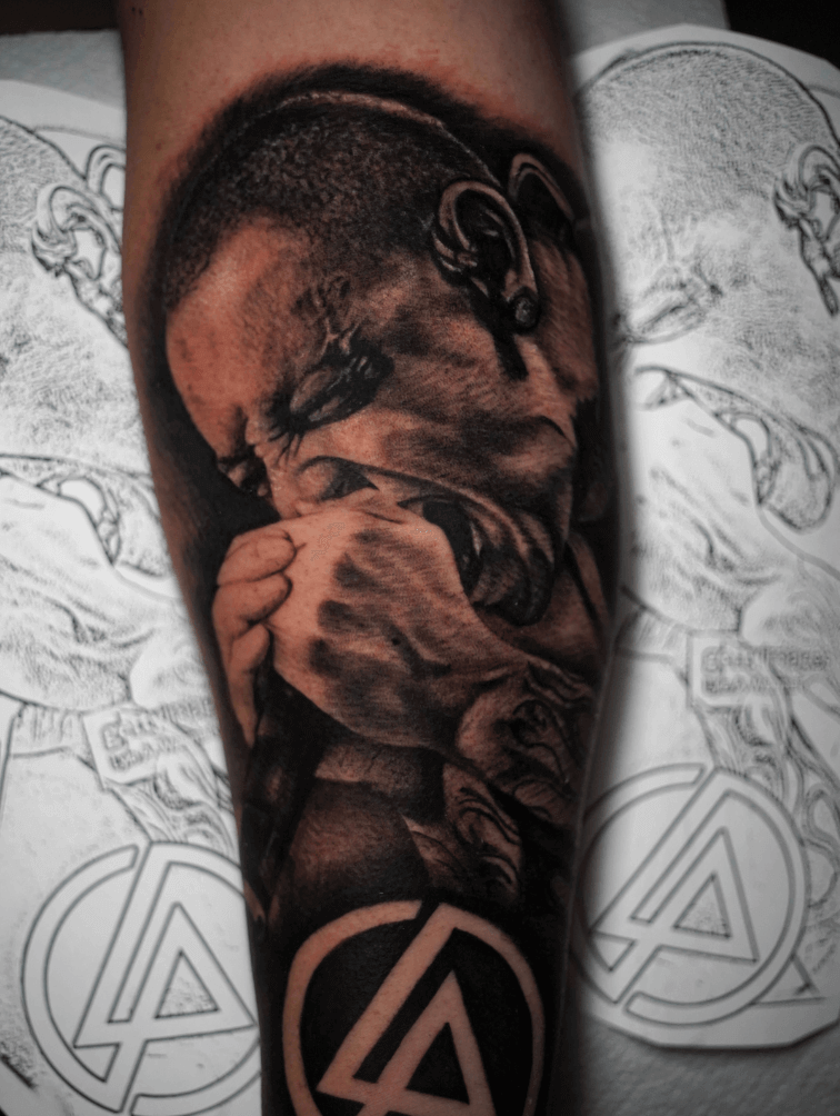Chester Bennington-tatuajes de asta black clover-