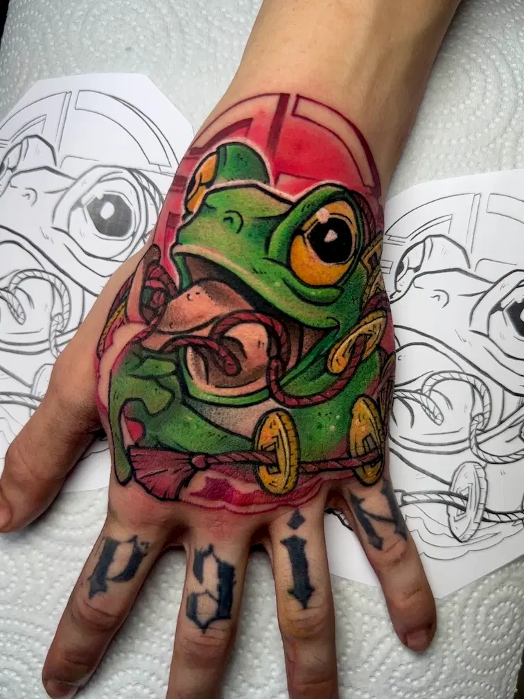 tatuaje en mano. tatuaje rana. sivianestatto.com tatuajes anime. salon manga cartagena. tatuajes NEW SCHOOL